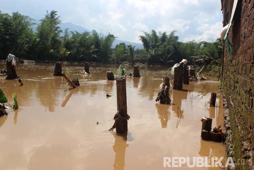 Sisa tiang rumah panggung milik salah seorang warga yang terseret banjir di Kampung Pamoyanan, Desa Panenjoan, Kecamatan Cicalengka, Kabupaten Bandung, Rabu (13/4). (foto: Dede Lukman)