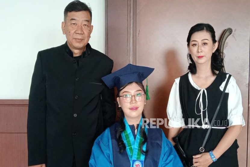 Sisca Yunita, wisudawati Program Studi Akuntansi UBSI kampus Cengkareng. 