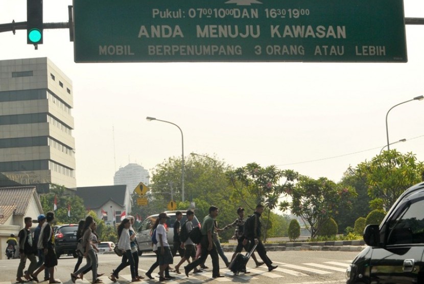 SISTEM 3 IN 1. Sejumlah warga menyebrang jdi kawasan sistem 3 in 1 jalan Juanda, Jakarta, Selasa (21/8). Pemberlakuan sistem 3 in 1 atau minimal 3 penumpang dalam satu mobil untuk melewati kawasan tertentu di Jakarta tersbut kembali diberlakukan pada 23 Ag