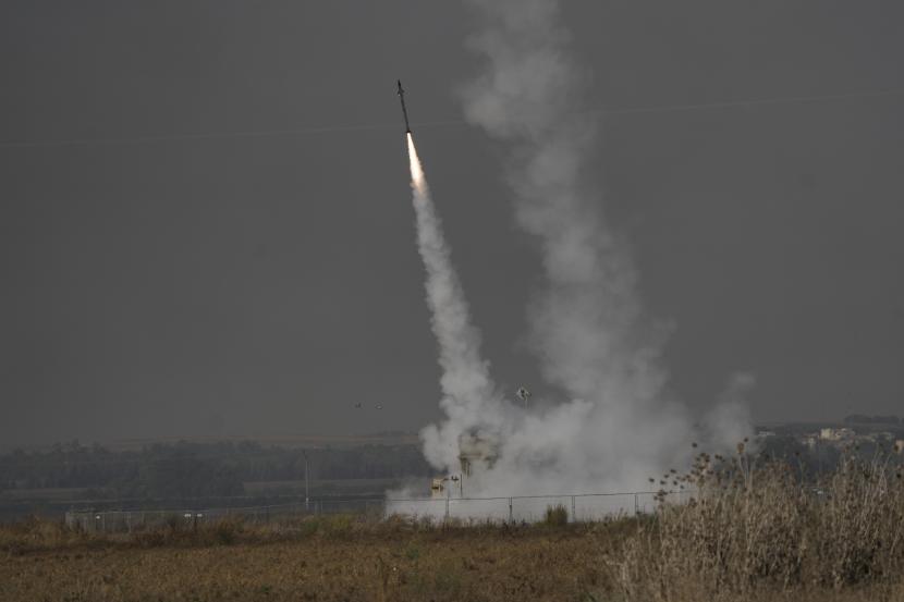 Sistem anti-rudal Iron Dome Israel menembak untuk mencegat roket yang diluncurkan dari Jalur Gaza menuju Israel, dekat perbatasan Gaza Israel, Israel, Sabtu, 6 Agustus 2022. 