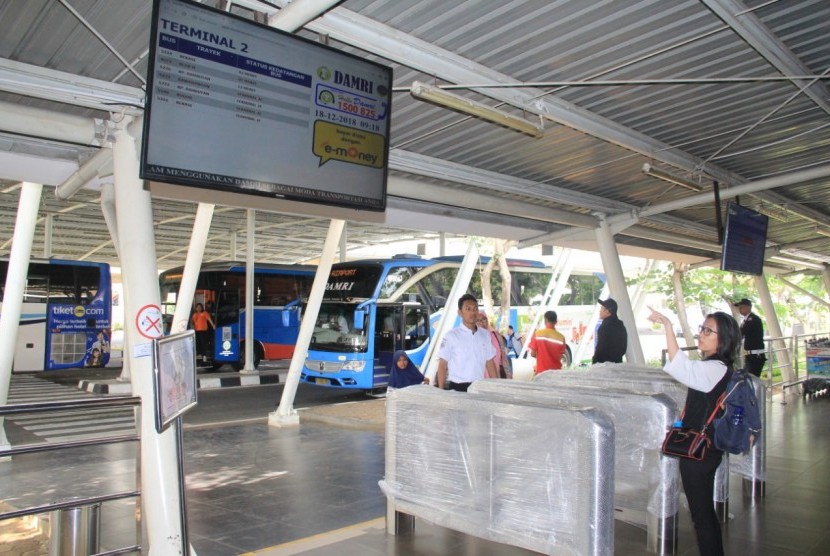 Sistem Antrean Bus baru di Terminal 2 Bandara Soekarno-Hatta, Tangerang, Rabu (19/12). 