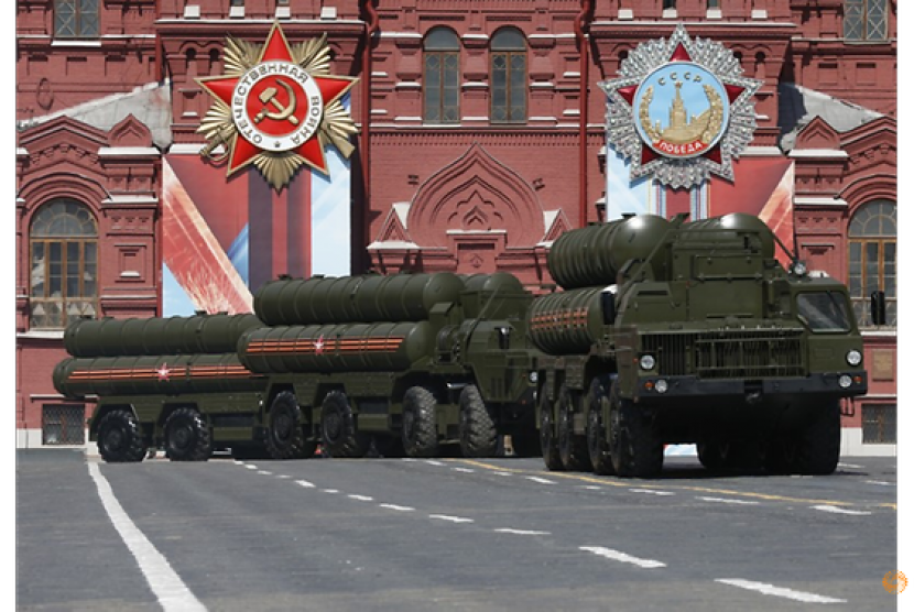 Sistem rudal darat-ke-udara jarak menengah dan jarak jauh Rusia S-400 saat parade Hari Kemenangan perayaan 71 tahun kemenangan atas Nazi Jerman di Perang Dunia II di Red Square, Moskow, Rusia, 9 Mei 2016.