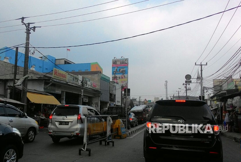 Sistem Satu Arah (SSA) tetap dilanjutkan di Jalan Dewi Sartika, Jalan Nusantara dan Jalan Arief Rahman Hakim (ARH) Depok. Uji coba penerapan SSA sejak 29 Juli 2017 lalu diprotes warga dan para pedagang mengeluh karena omzet menurun, Kamis (14/9).