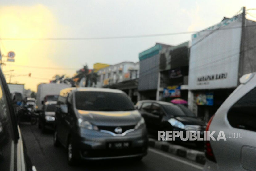 Kemacetan di Jalan Dewi Sartika, Kota Depok.
