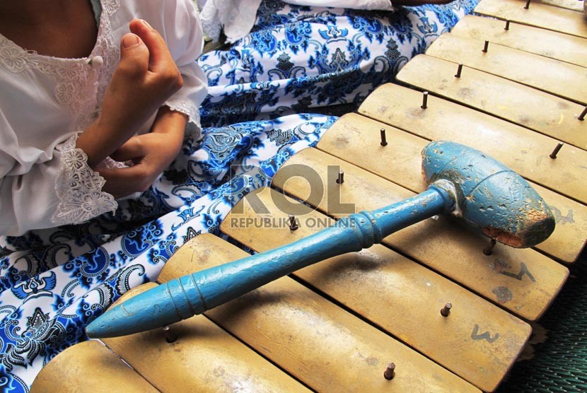 Siswa anak berkebutuhan khusus (ABK) duduk diantara alat kesenian musik tradisi saat bersiap mengikuti pelajaran seni musik di sekolah luar biasa (SLB) Bina Kasih, Ciwastra, Kota Bandung, Rabu (12/8).  (foto : Septianjar Muharam)