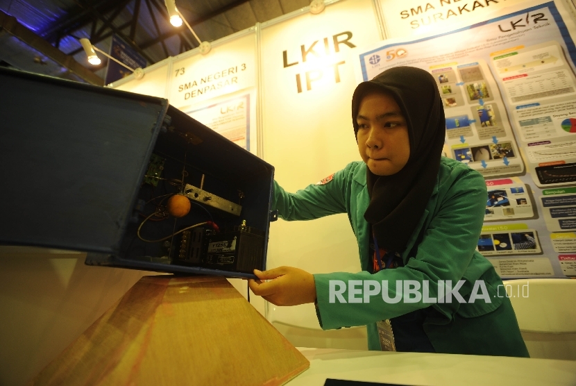  Siswa asal SMA1 Surakarta menunjukan alat pendeteksi pergesearan tanah yang di lombakan dalam lomba lomba karya ilmiah remaja (LKIR) di Indonesia Science Expo 2017 di Balai Kartini, Jakarta, Senin (23/10).