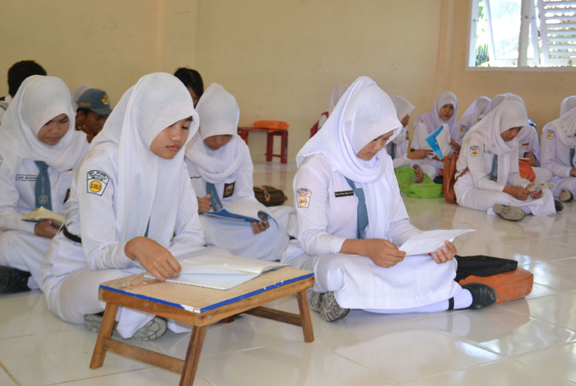  Siswa belajar dengan duduk di lantai di SMU Negeri Nunukan Selatan Kabupaten Nunukan, Kalimantan Utara, Senin (5/1). (Antara/M Rusman)