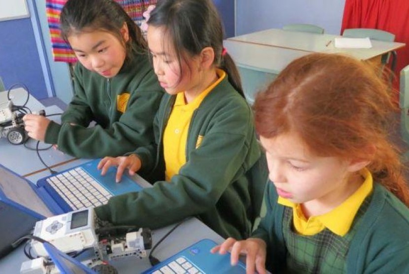 Siswa belajar di sebuah sekolah di Australia. Pemerintah Federal Australia mendorong pemimpin negara bagian membuka sekolah. Ilustrasi.