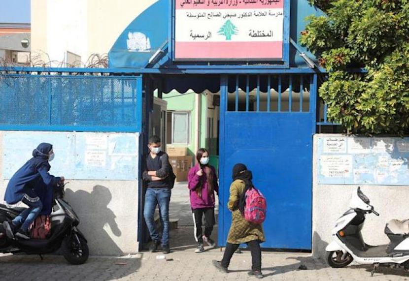 Siswa berada di pintu masuk sekolah negeri di Beirut, Lebanon, 23 Februari 2022. Guru Lebanon Mogok, Banyak Murid Bolos Sekolah