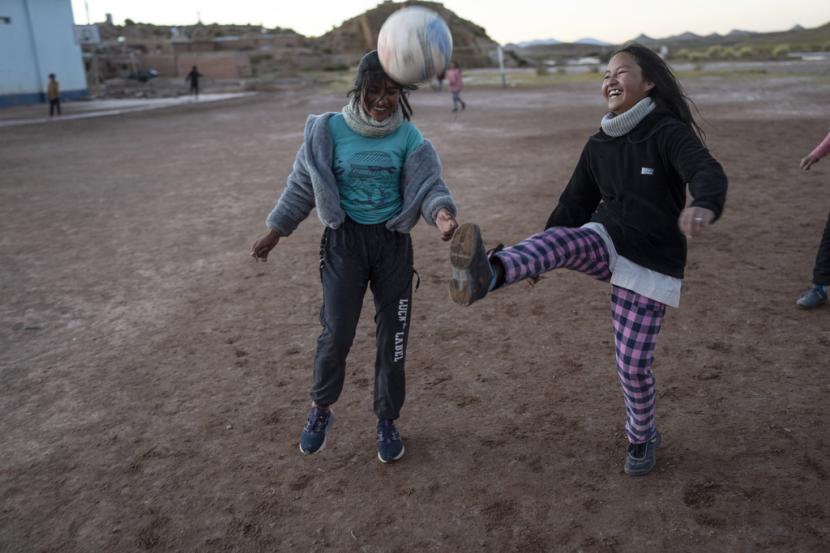 Siswa bermain sepak bola di Huancar, Provinsi Jujuy, Argentina, Selasa, 25 April 2023. Dana Anak PBB (UNICEF) mengatakan tingkat kemiskinan anak Argentina dapat mencapai 70 persen pada kuartal pertama tahun ini kecuali bila ada perubahan arah.
