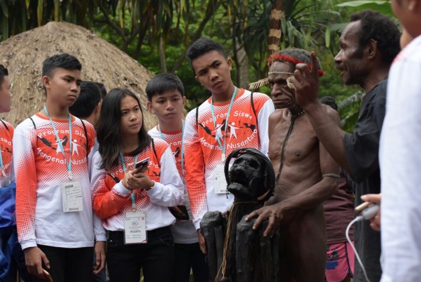 Siswa berprestasi asal Sulawesi Utara mengikuti program Mengenal Nusantara dengan mengunjungi Papua.