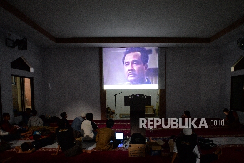  Siswa bersama guru menonton bersama film G30S PKI di SMK Muhammadiyah I Kota Depok, Jawa Barat, Rabu (20/9) malam