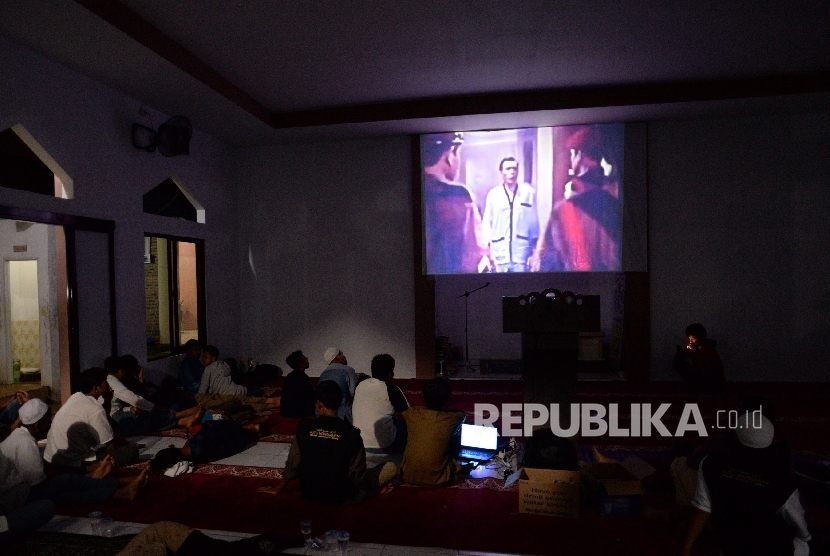 Siswa bersama guru menonton bersama film G30S PKI di SMK Muhammadiyah I Kota Depok, Jawa Barat, Rabu (20/9) malam.