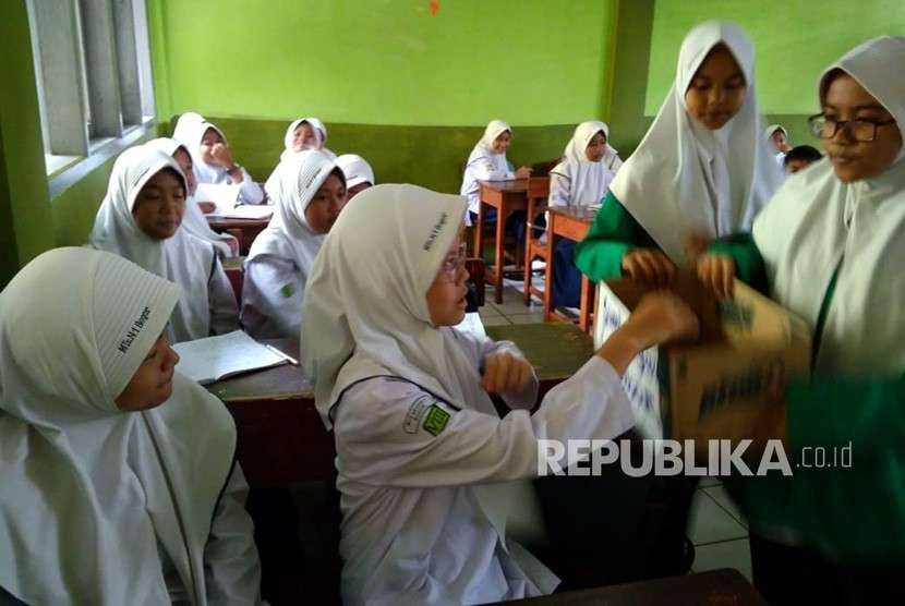 Siswa dan guru-guru MTs Negeri I Bogor melaksanakan aksi solidaritas untuk korban gempa Lombok.