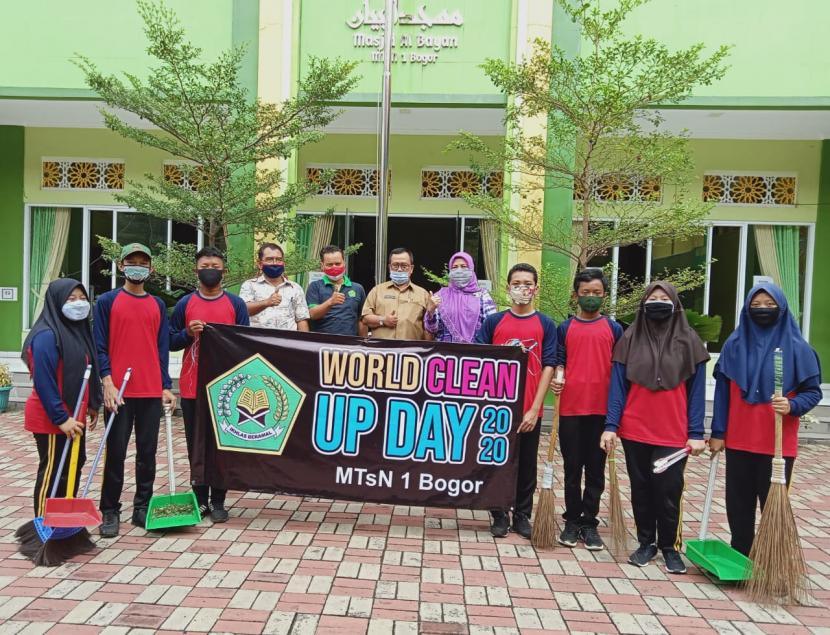 Siswa dan guru MTsN 1 Bogor melaksanakan kegiatan World Clean Up Day dengan jumlah peserta terbatas karena masa pandemi Covid-19, Selasa (29/9)