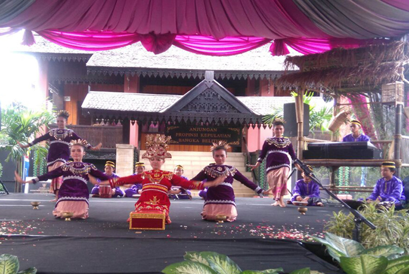Siswa dan siswi dari SDN 10 Pangkal Pinang dan SMPN 2 Pangkal Pinang menampilkan tarian dambus mak genjol di pagelaran promosi budaya Provinsi Bangka Belitung, Ahad (26/2).