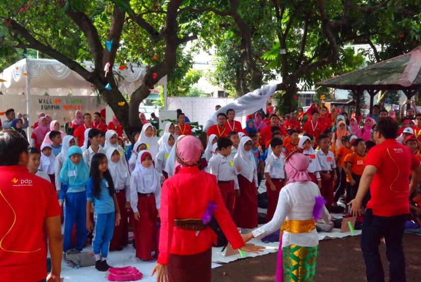 Siswa dari beberapa sekolah dasar yang menjadi peserta untuk memecahkan rekor baru di Museum Rekor Indonesia (MURI).