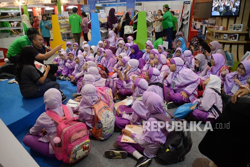 Siswa dari SD Murul Islam Pondok Kopi Jaktim mengunjungi stand pameran buku di Indonesia International Book Fair (IIBF) 2016 di JCC, Jakarta, Jumat (30/9).