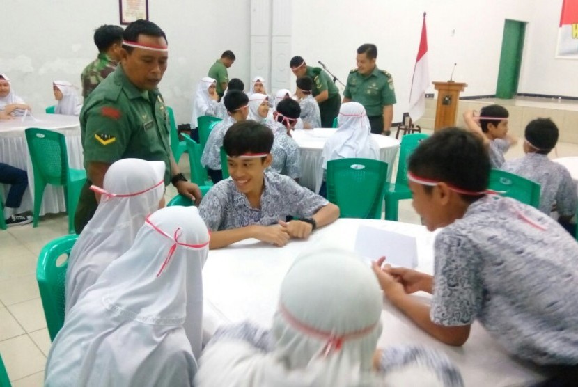 Siswa dari SMP Negeri 8 Kota Bogor mengikuti kegiatan Wisata Matematika Bela Negara di Markas Kodim 0606/Kota Bogor.