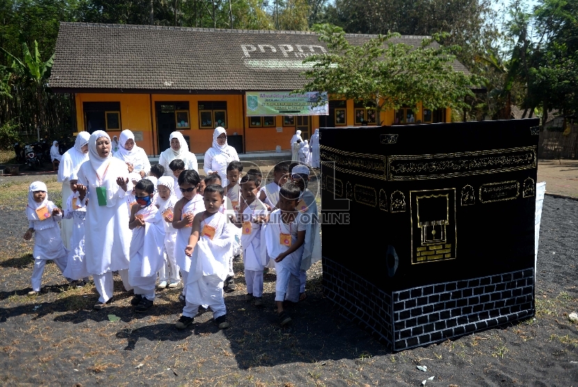  Siswa dari TK Nurul Islam mengikuti manasik haji di lapangan sekolah, Desa Selok Awar-Awar, Pasirian, Lumajang, Jawa Timur, Selasa (13/10). 