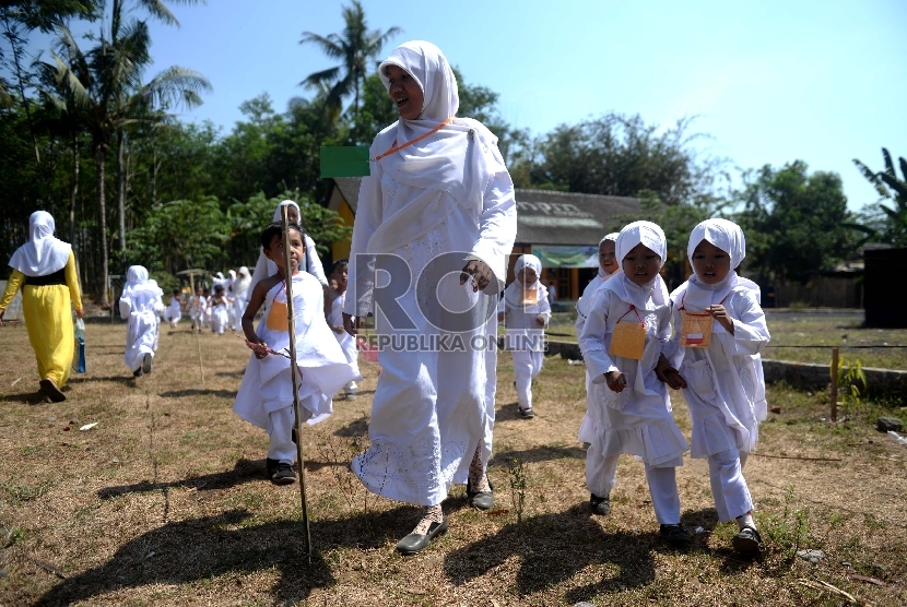 Siswa dari TK Nurul Islam mengikuti manasik haji di lapangan sekolah, Desa Selok Awar-Awar, Pasirian, Lumajang, Jawa Timur, Selasa (13/10). 