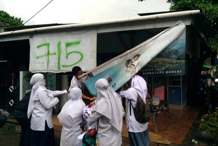 Siswa di Bekasi menurunkan iklan rokok di lingkungan sekitar sekolah