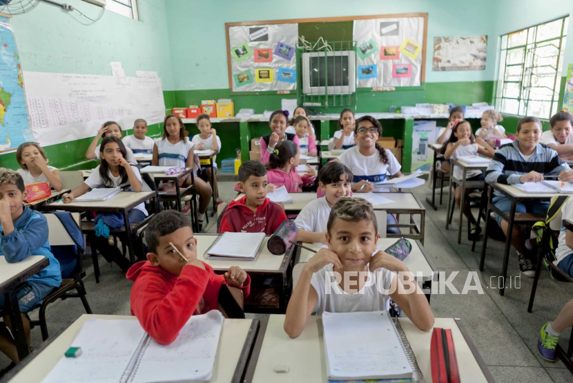 Siswa di Brasil dilarang membawa dan menggunakan gawai di sekolah.