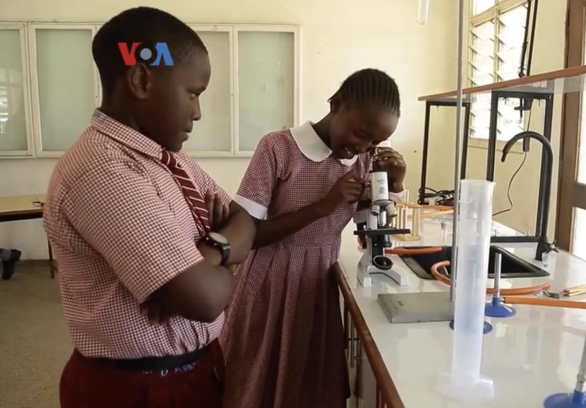 Siswa di Kenya sangat terbantu dengan laboratorium tenaga surya untuk mempelajari sains.