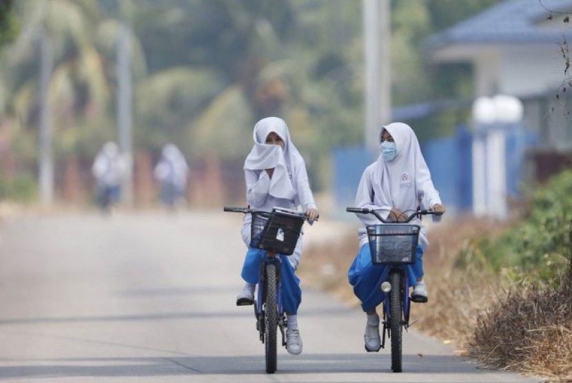 Siswa di Malaysia berangkat ke sekolah