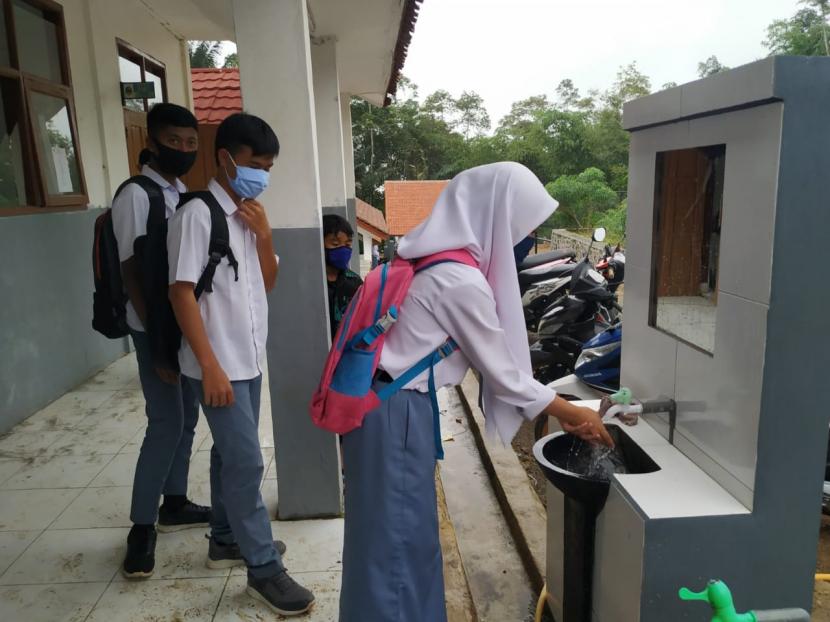 Siswa di SMAN 30 Kabupaten Garut menggelar KBM tatap muka, Selasa (1/12). KBM tatap muka di sekolah yang terletak di Kecamatan Cihurip itu telah dilakukan sejak satu bulan lalu setelah diberikan izin dinas pendidikan dan kecamatan.