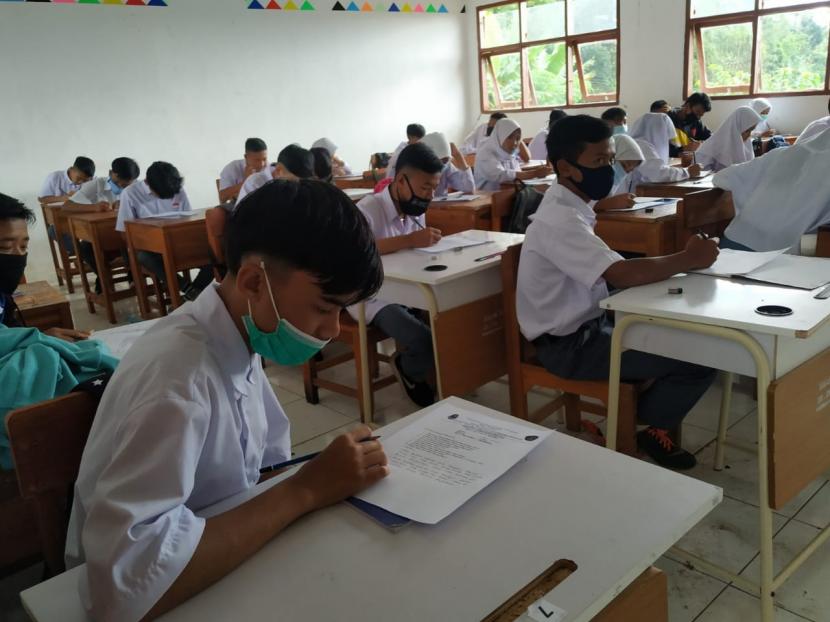 Siswa di SMAN 30 Kabupaten Garut menggelar KBM tatap muka, Selasa (1/12). KBM tatap muka di sekolah yang terletak di Kecamatan Cihurip itu telah dilakukan sejak satu bulan lalu setelah diberikan izin dinas pendidikan dan kecamatan.