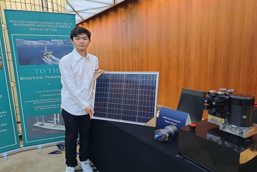 Siswa Jakarta Intercultural School (JIS), Jefferson Sunjoto, berhasil mengembangkan perangkat lunak yang memadukan tenaga angin dan tenaga surya untuk menggerakkan perahu berlayar tanpa menggunakan solar.