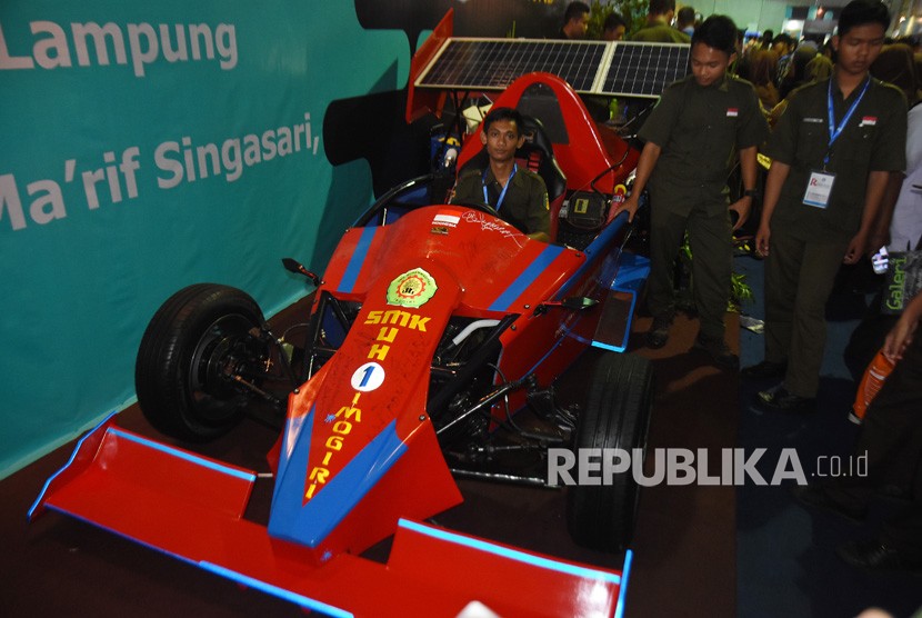 Siswa jurusan Teknik Kendaraan Ringan (TKR) SMK Muhammadiyah 1 Imogiri menaiki mobil formula hybrid karya mereka yang dipamerkan pada Gelaran Unjuk Kerja Pendidikan dan Kebudayaan di Pusdiklat Kemendikbud, Bojong Sari, Depok, Jawa Barat, Rabu (7/2). 