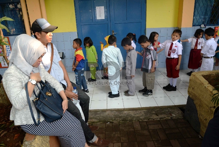 Siswa kelas 1 Sekolah Dasar Negeri (SDN) mengikuti pengenalan sekolah saat masuk pertama.   (Republika/Yasin Habibi)