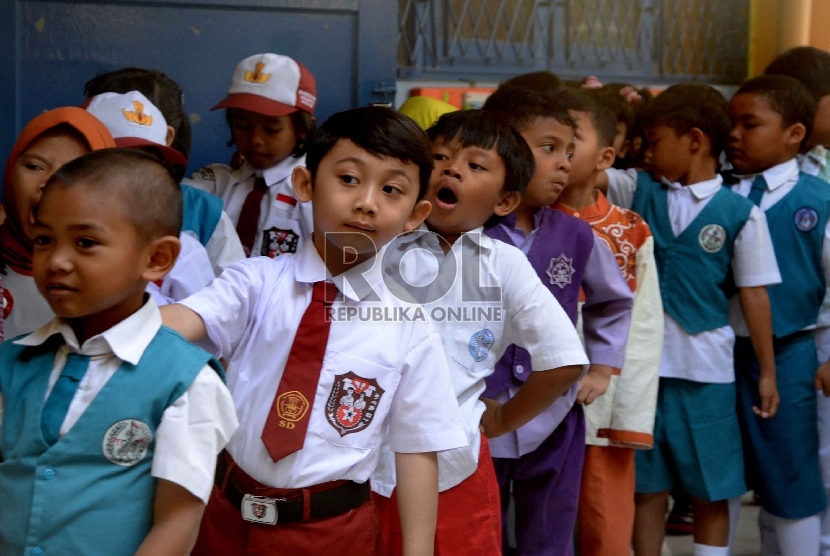 Siswa kelas 1 Sekolah Dasar Negeri (SDN) Menteng 03 Pagi, Jakarta Pusat mengikuti pengenalan sekolah saat masuk pertama, Senin (27/7). Hari ini merupakan hari pertama dimulainya tahun ajaran baru 20015-2016 untuk tingkat Sekolah Dasar (SD), Sekolah Menenga