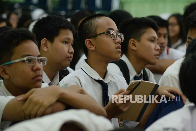 Siswa kelas 10 Sekolah Menengah Atas Negeri SMAN) 70 mengikuti Masa Orientasi Siswa (MOS) di Aula SMAN 70, Jakarta, Senin (27/7).