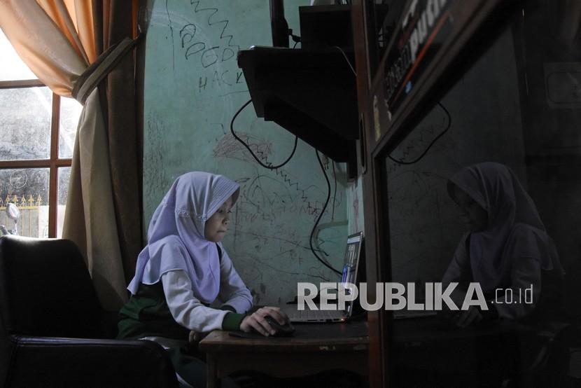 Siswa kelas 3 SD Muhammadiyah 28 Jakarta mengikuti kegiatan pembelajaran jarak jaruh (PJJ) atau daring dirumahnya di kawasan Kebayoran Lama, Jakarta, Senin (9/8/2021). Mendikbudristek Nadiem Makarim menyatakan kegiatan pembelajaran di tahun ajaran baru 2021/2022 bersifat dinamis, dimana di daerah yang berada pada PPKM level 1 dan 2 dapat memulai pembelajaran tatap muka (PTM) secara terbatas atau dibatasi kuota murid 50 persen, sedangkan di daerah yang berada di level 3 dan 4 masih harus menggelar pembelajaran secara jarak jauh (PJJ) atau daring.
