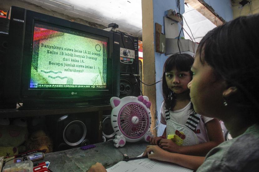 Siswa kelas 3 Sekolah Dasar (SD) mengikuti kegiatan belajar mengajar di rumah melalui siaran televisi TVRI di Depok, Jawa Barat.