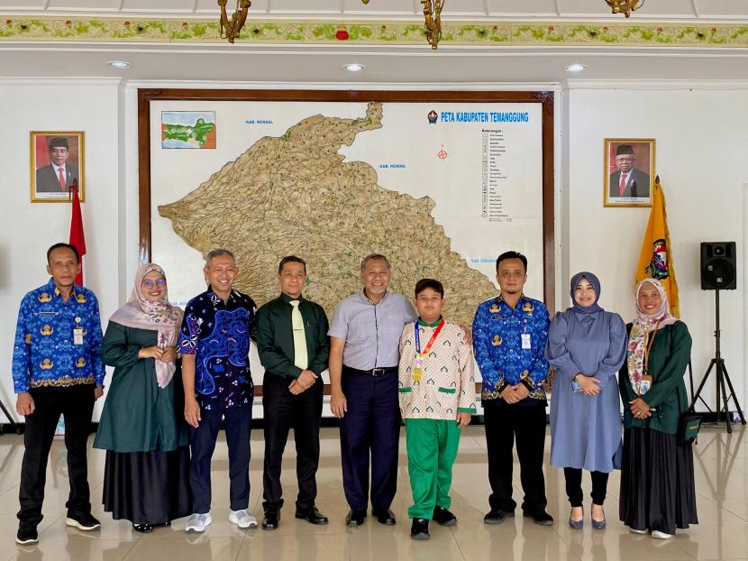 Siswa kelas 4 SD Alkautsar Temanggung, Anantacetta Reugra Abiraya (keempat kanan), yang meraih medali emas dalam ajang bergengsi Philippine International Mathematical Olympiad (PhiMO) Final Round 2024 di Manlia, Fiipina, berfoto bersama Pj Bupati Temanggung, Hary Agung Prabowo (tengah) serta kepala sekolah dan sejumlah guru SD Alkautsar Temanggung di Kantor Bupati Temanggung, Selasa (1/10/2024).