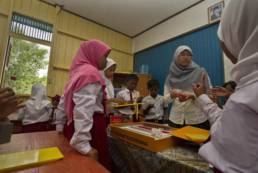  Siswa kelas 5 berdiskusi dengan guru saat praktik pelajaran fisika di SDN 14 Anggana, Desa Tani Baru, Kabupaten Kutai Kartanegara, Kalimantan Timur, Selasa (30/4).  (Antara/Yudhi Mahatma)