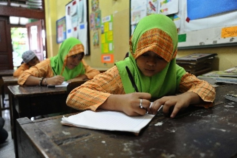  Siswa kelas enam Madrasah Ibtidaiyah sedang mengikuti belajar di Sekolah Al-Muriyah, Jakarta Pusat, Jumat (27/3).