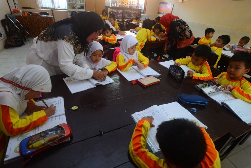 Siswa kelas I mengikuti kegiatan belajar di Ruang kelas Sekolah Dasar Negeri (SDN) Galunggung I, Kota Tasikmalaya, Jawa Barat, Rabu (10/8).
