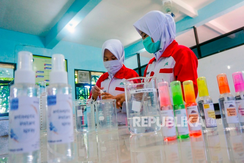 Produksi pembersih tangan atau hand sanitizer