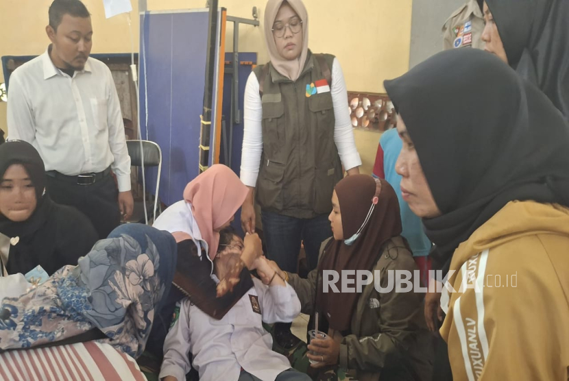 Siswa Korban Dugaan Keracunan Usai Mengkonsumsi Menu MBG Mendapatkan Penanganan di Posko Gor Kecamatan Cipongkor, KBB, Rabu (24/9/2025).