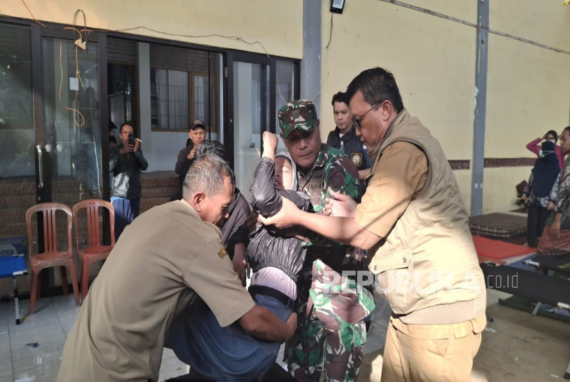Siswa Korban Keracunan Massal Usai Baru Tiba di Gor Cipongkor, Kabupten Bandung Barat (KBB), Selasa (23/9/2025).