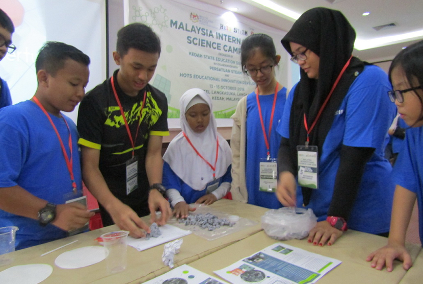     Siswa KPM ikut dalam kamp sains internasional di Malaysia.