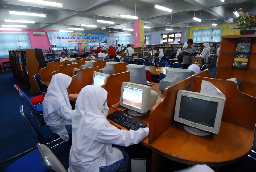 Students of Madrasah Aliyah Negeri (MAN) Insan Cendekia Serpong are studying.