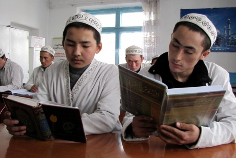 Siswa madrasah di Karabalta, Kirgistan, tengah belajar membaca Alquran.
