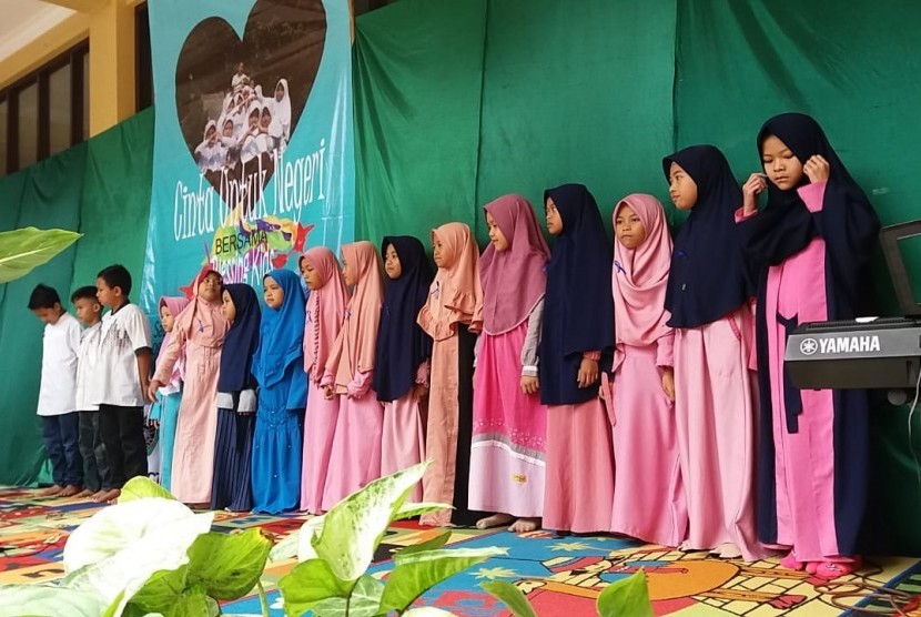 Siswa Madrasah Ibtidaiyah (MI) Ar Rasyid 1 Bogor yang tergabung dalam komunitas anak gemar menulis ‘Blessing Kids’, meluncurkan buku antologi perdana mereka berjudul Kicau Murai pada Sabtu (2/11). 