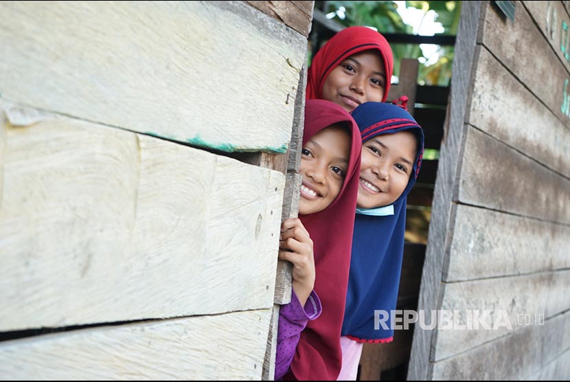 Siswa Madrasah Ibtidayah (MI) Darul Ihsan beraktivitas di sekolahnya di Kampung Bangir, Dampal Selatan, Tolitoli, Sulawesi Tengah.